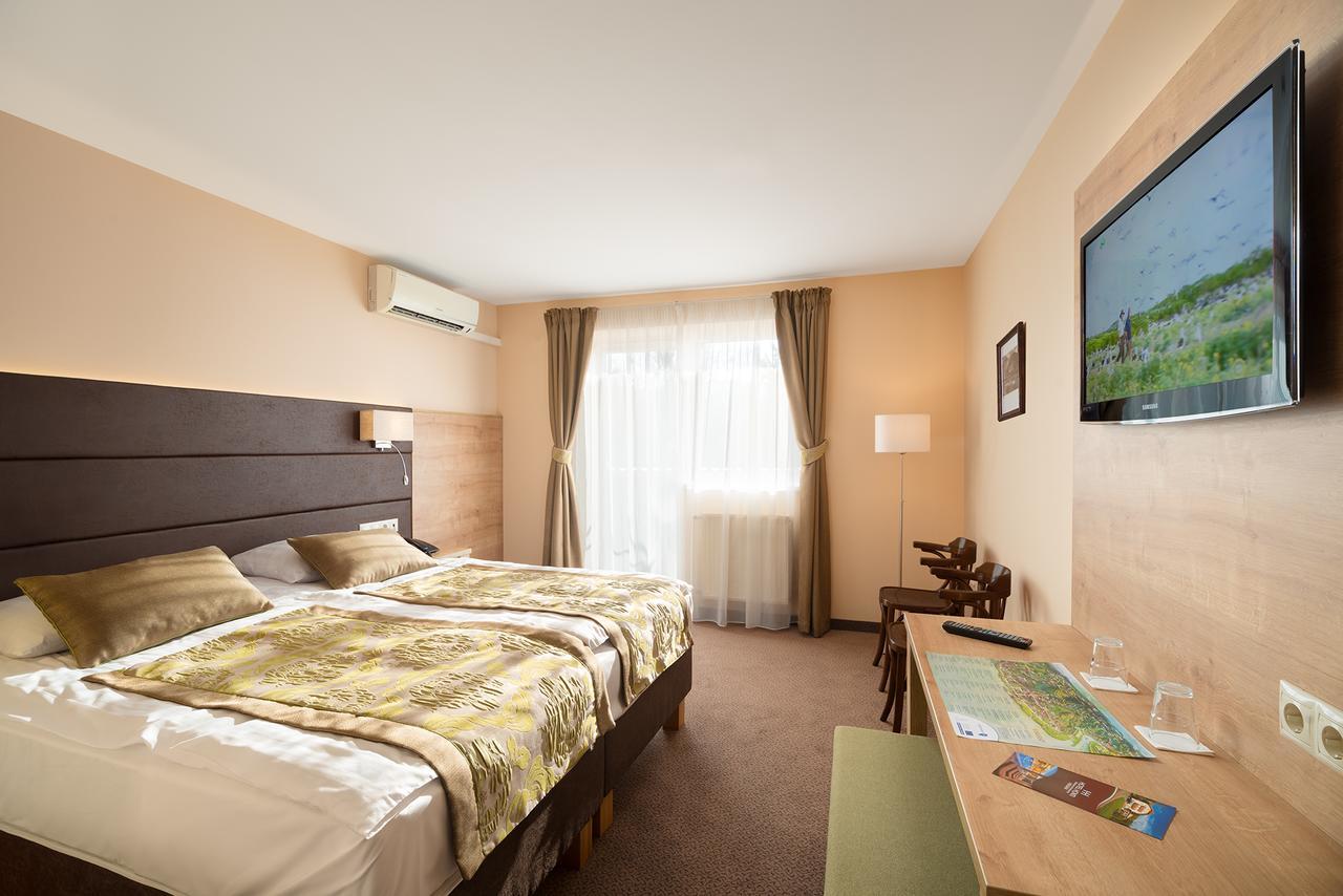 Hotel Honti Wellness Es Konferencia Szalloda Visegrad Exterior photo