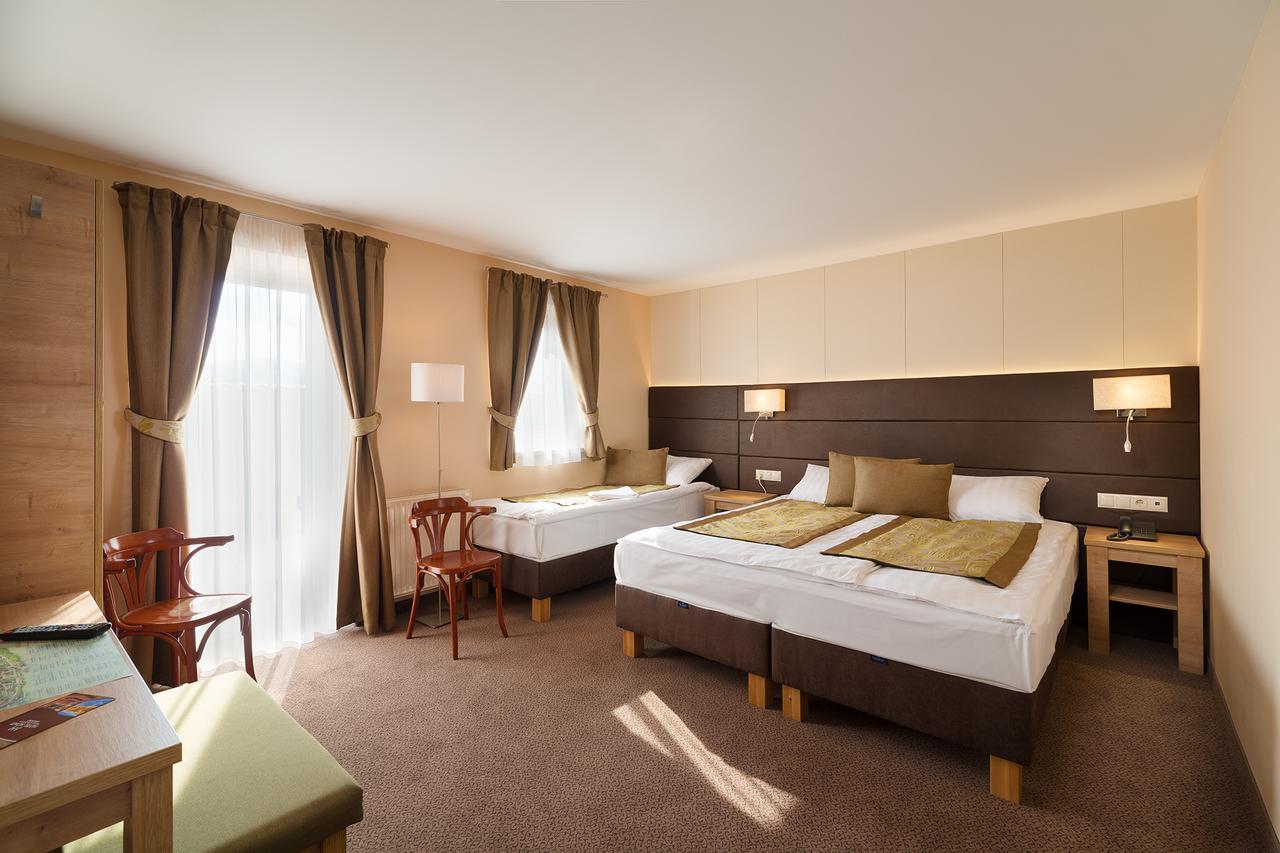 Hotel Honti Wellness Es Konferencia Szalloda Visegrad Exterior photo